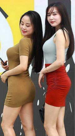 街拍:非常性感的两位丰腴美女,不知道大家更喜欢谁呢